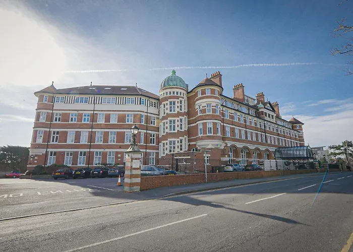 Burlington Mansions - Stunning Coastal Apartment